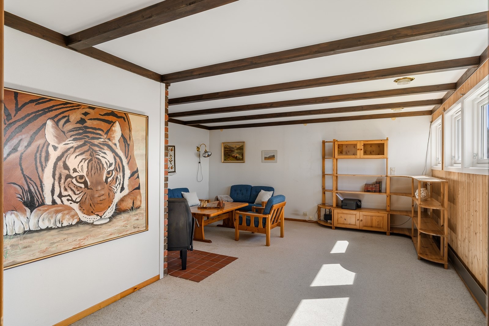 Kjellerstuen gir ekstra spillerom for familien, med god plass til en egen sofagruppe. Galleribilde