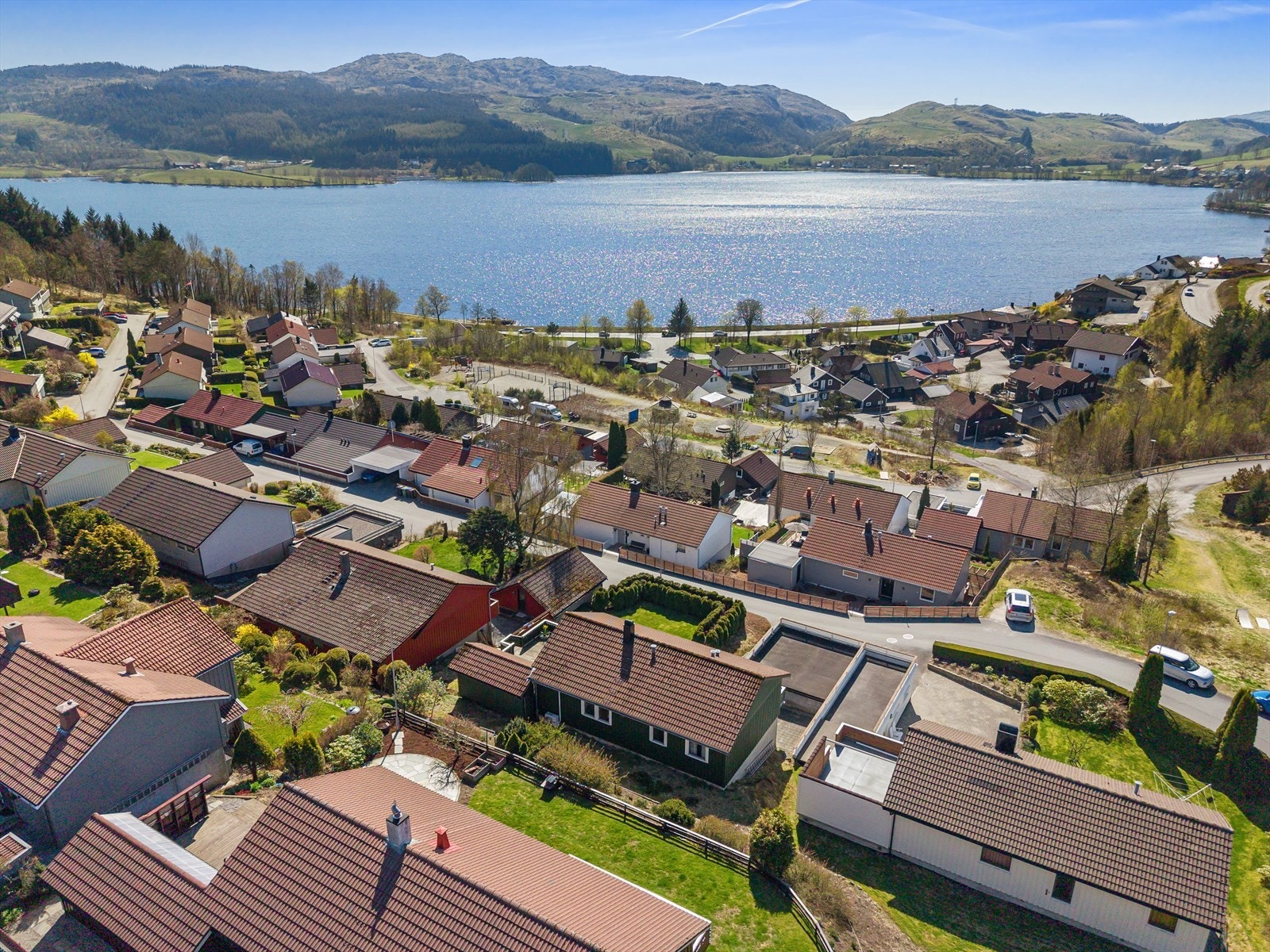 Enebolig med en flott, vestvendt beliggenhet og utsikt over Edlandsvatnet. Galleribilde