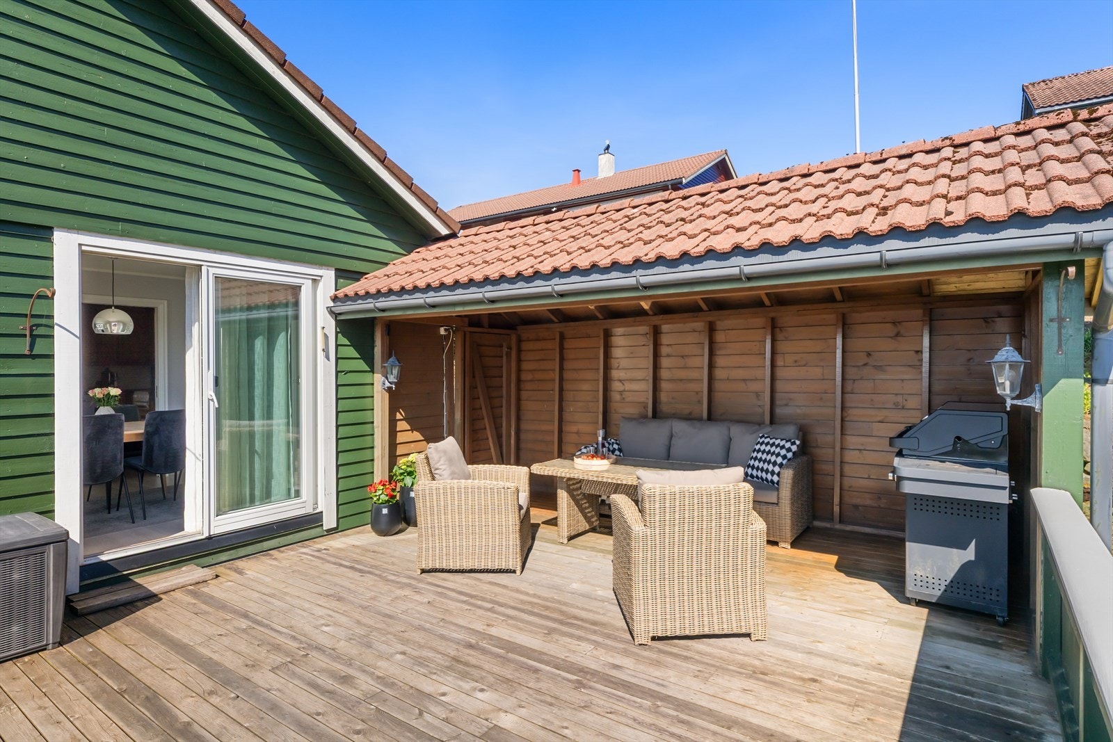 Den store terrassen er delvis overbygget og har god plass til flere sittegrupper. Galleribilde