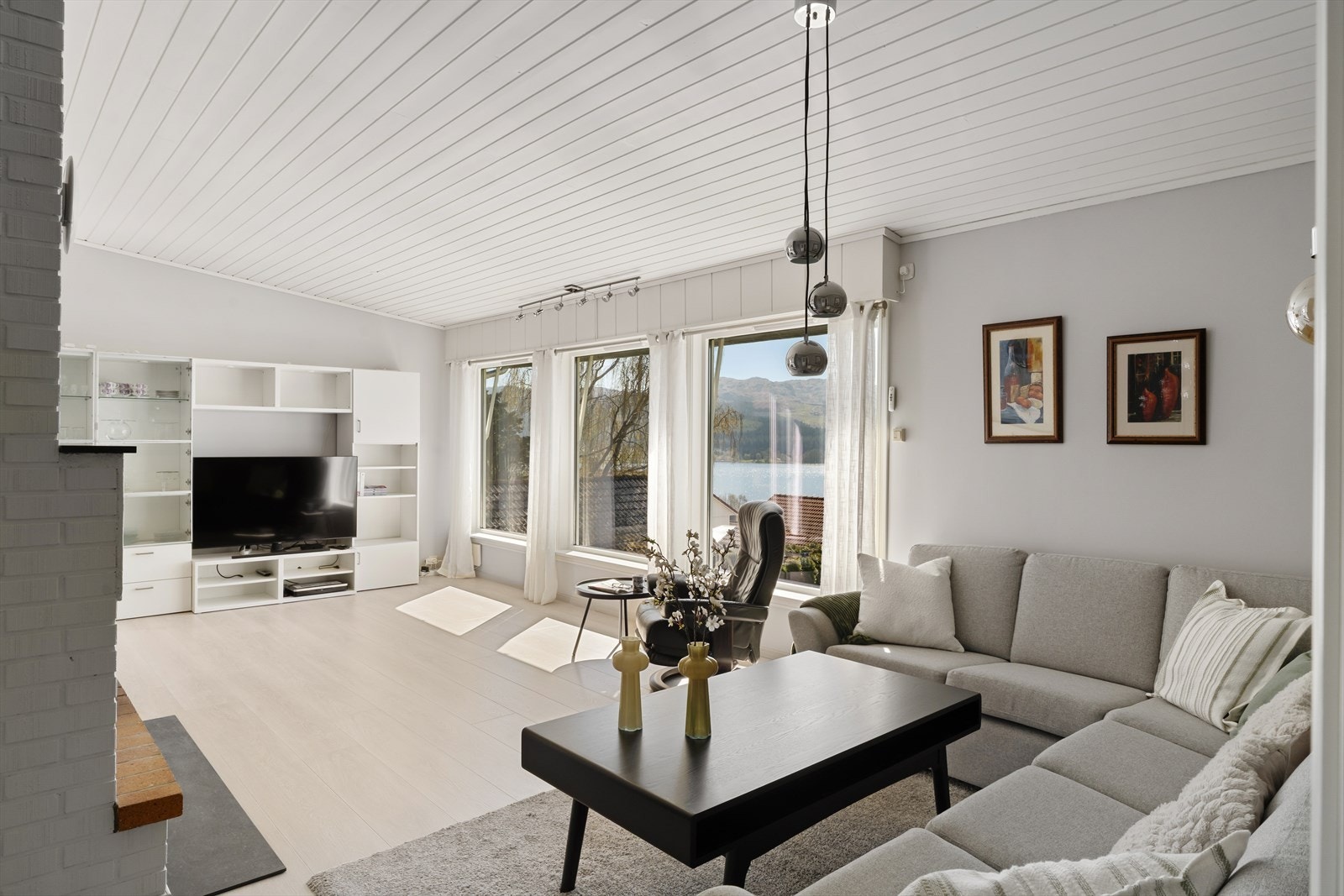 Stuen i hovedetasjen er romslig, med store vindusflater som gir utsikt mot Edlandsvatnet. Galleribilde