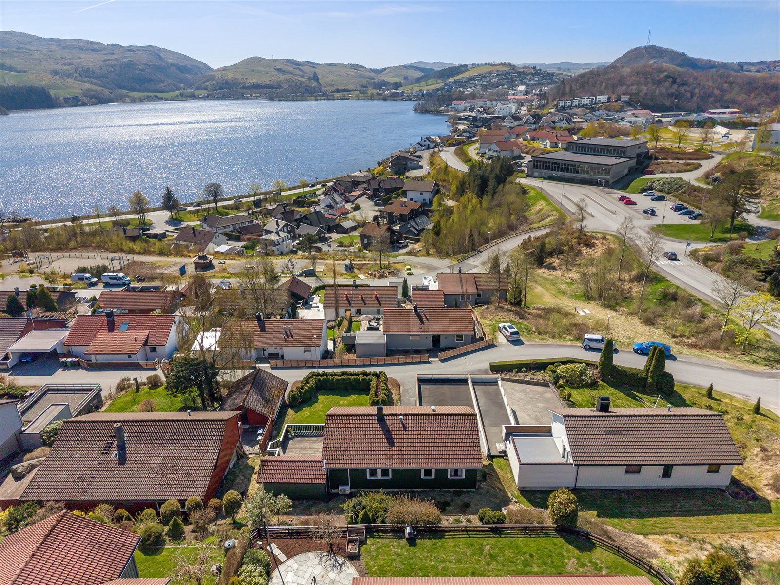 Kort vei til dagligvarebutikker og servicetilbud i Ålgård sentrum. Galleribilde