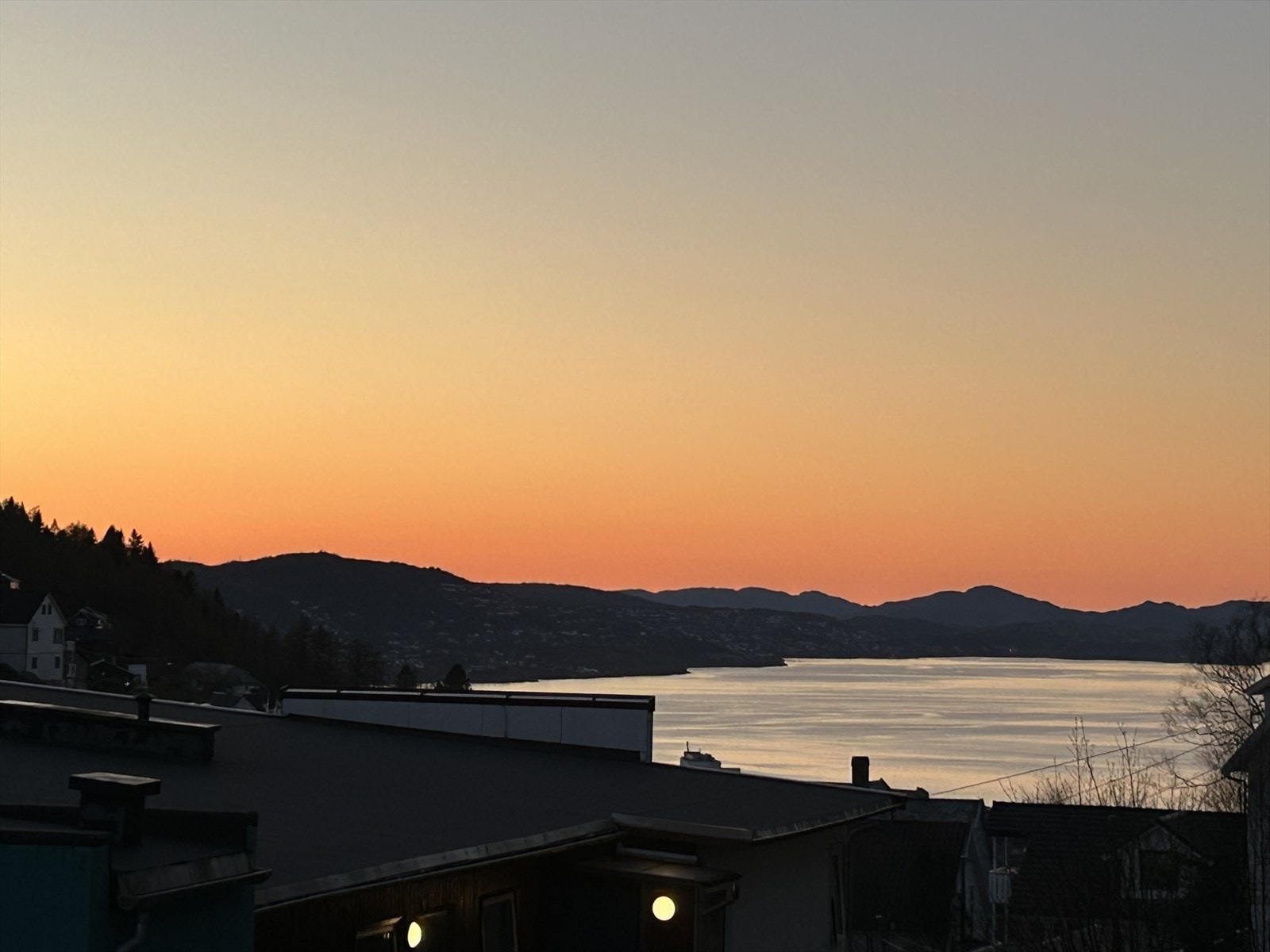 Midtsommers har man sol på altanen til nærmere kl. 22:30 Galleribilde