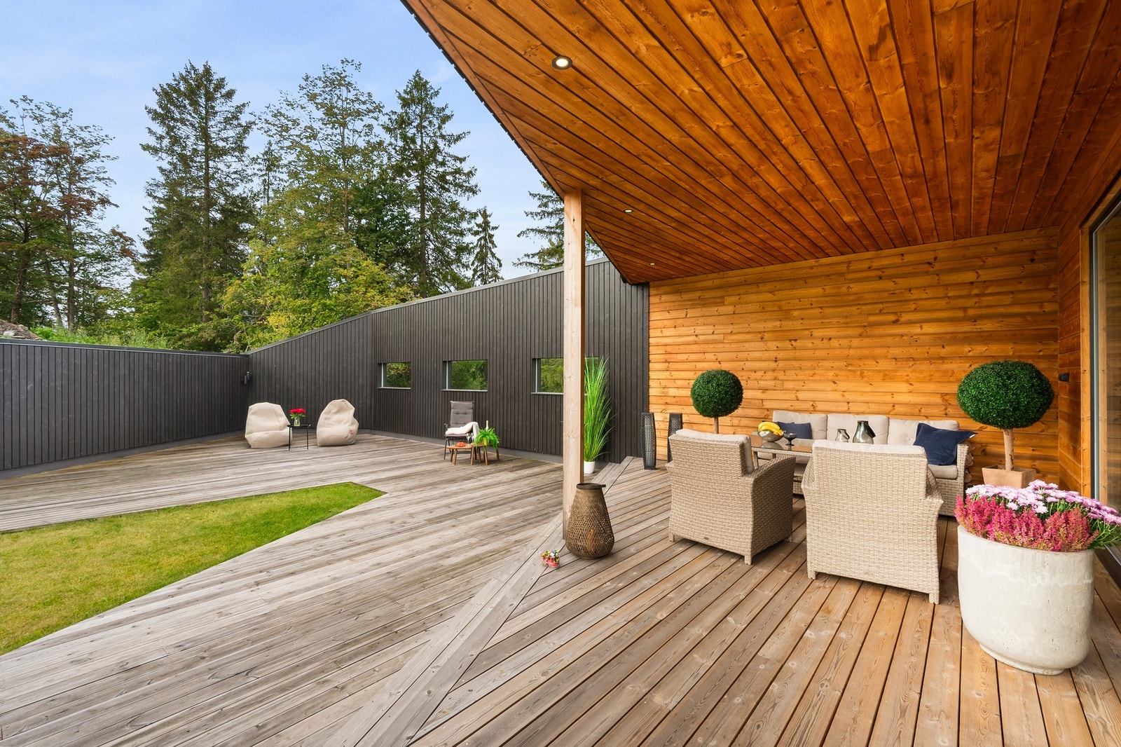 Terrasse med overbygg, tredekke og skjermende vegg Galleribilde