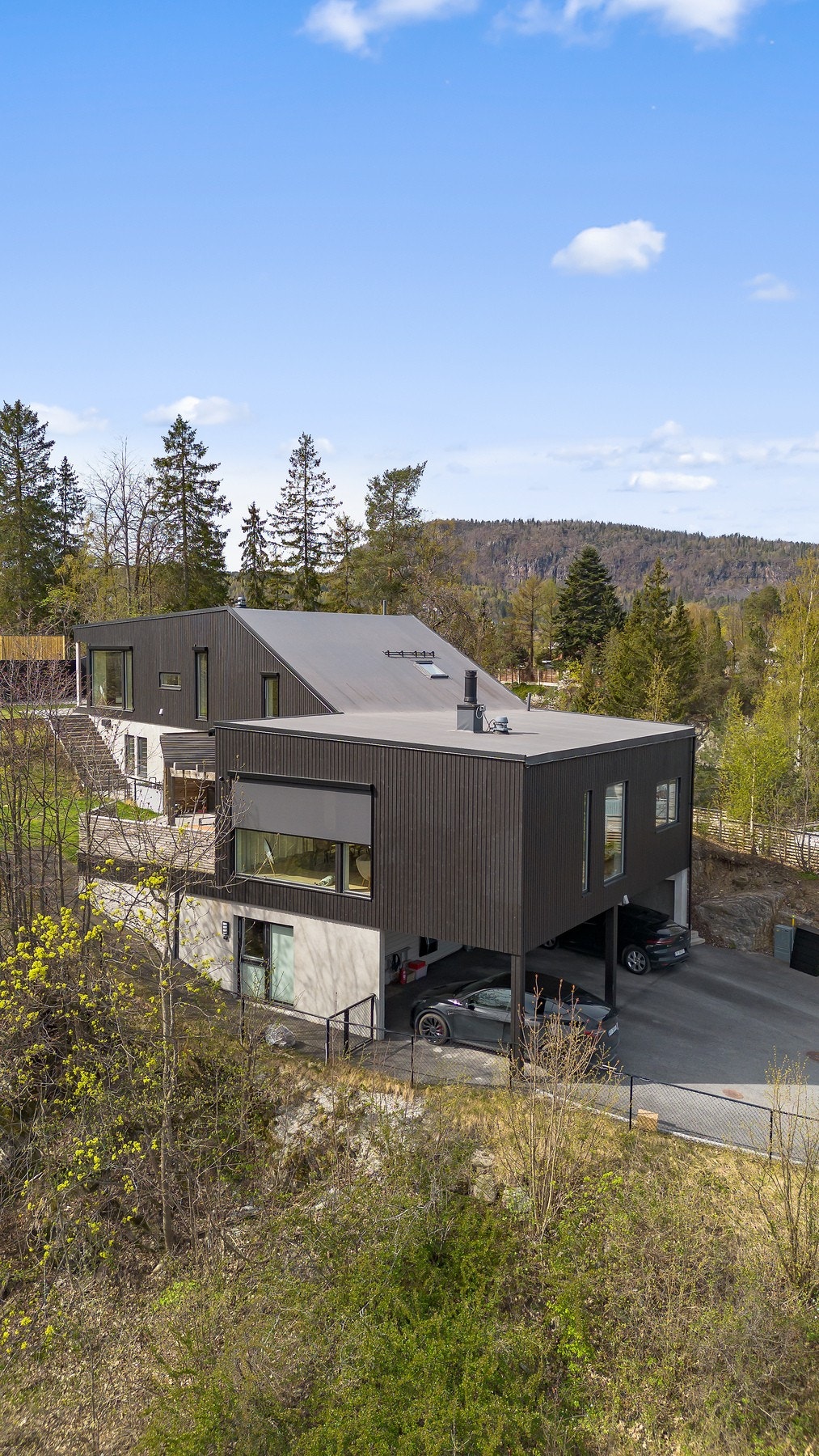 Boligen ligger meget fint i terrenget Galleribilde