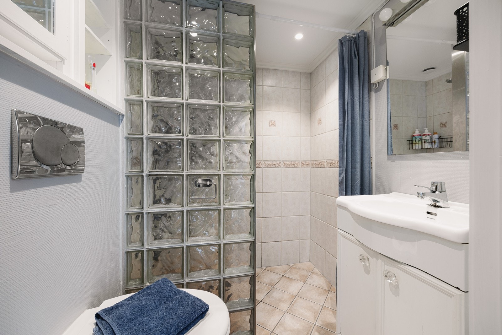 Glassbyggervegg deler praktisk av dusjområdet fra resten av badet. Galleribilde