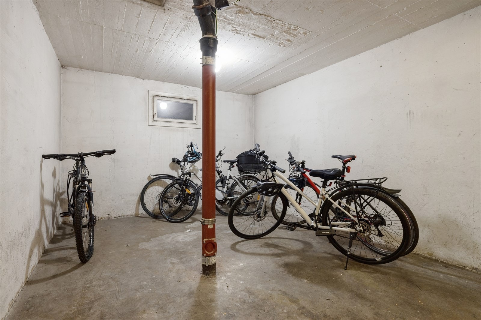 Det er en felles bod i kjeller hvor man kan parkere sykkel. Galleribilde