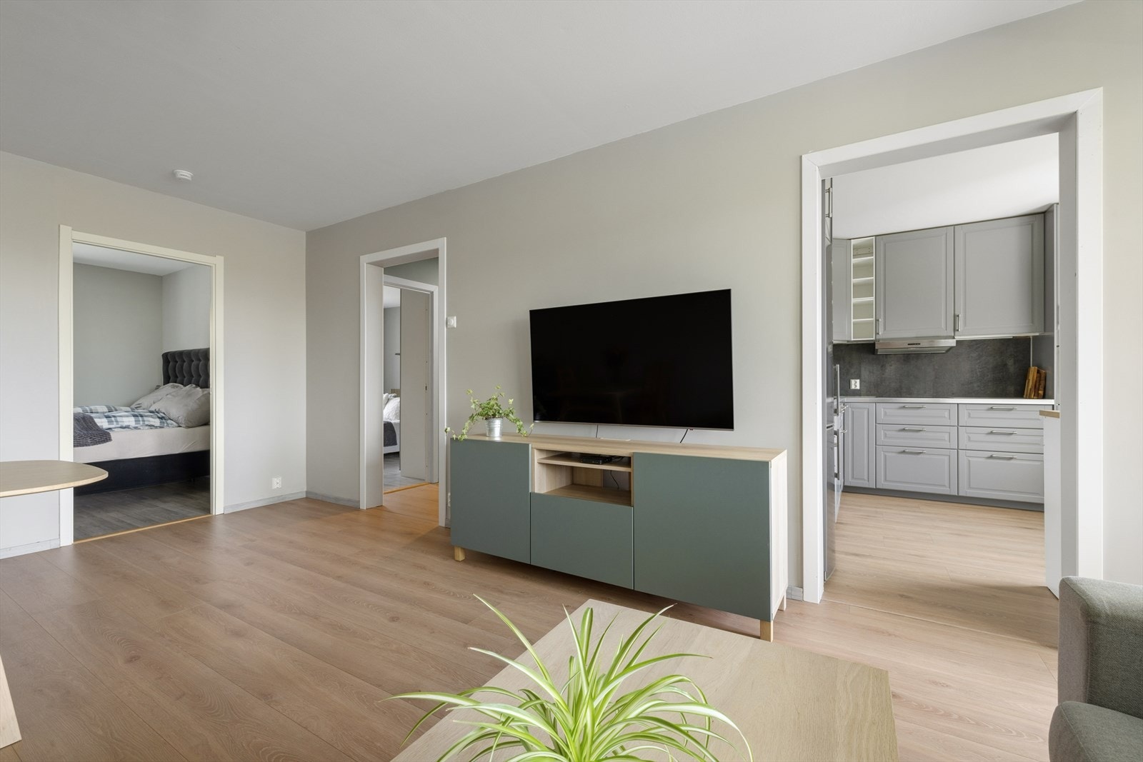 Stuen er malt i moderne farger og det er laminat på gulv. Galleribilde
