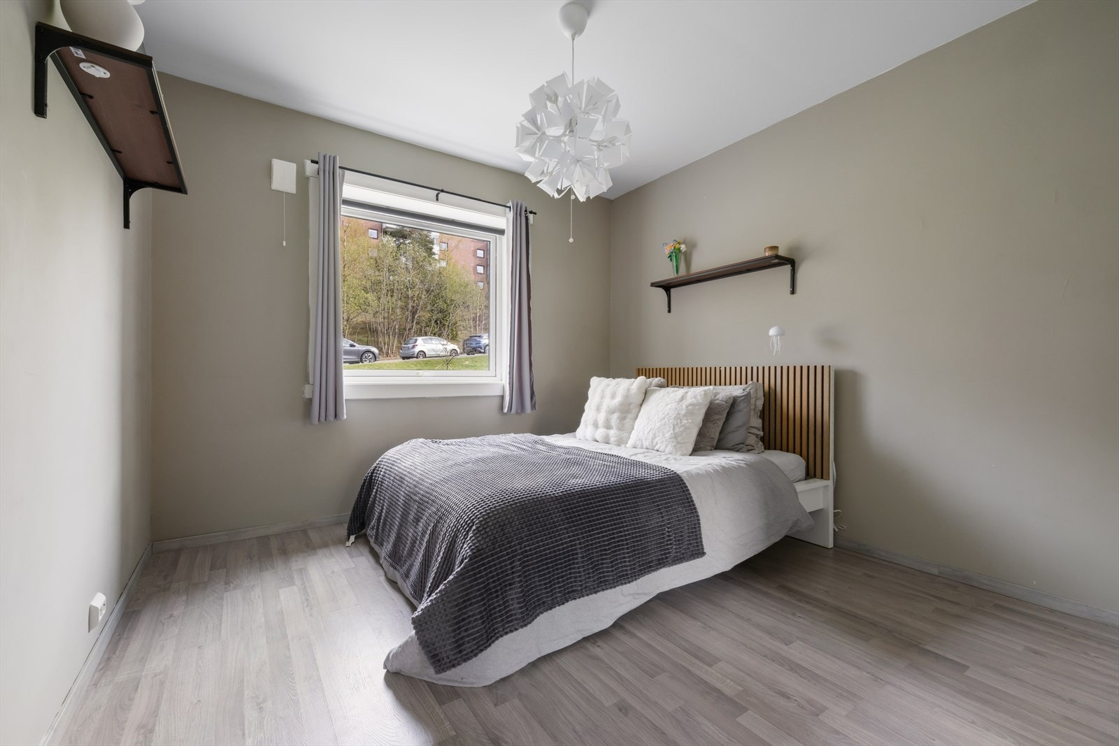 Soverom 1 er malt i delikate farger og har laminat på gulv. Galleribilde