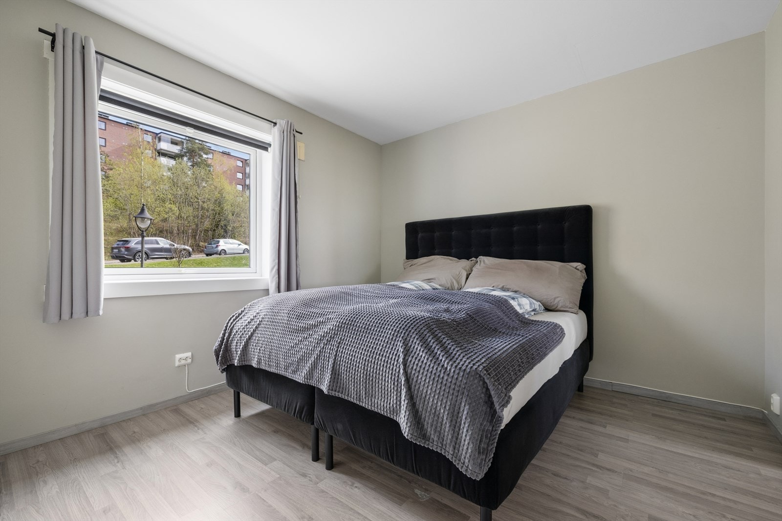 Soverom 2 er også malt i delikate farger og har samme laminat på gulv. Galleribilde