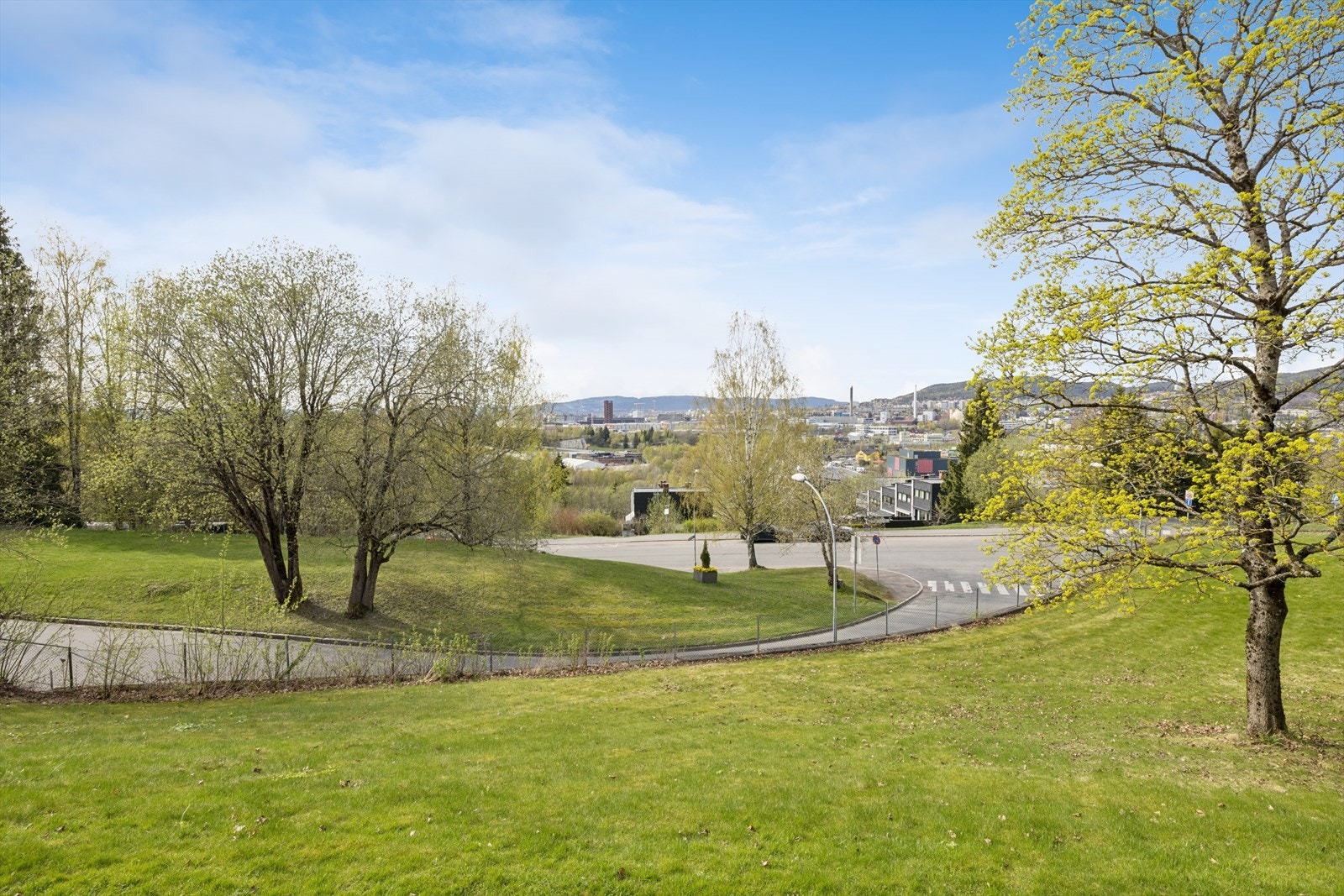 Fellesarealene er pent opparbeidet med asfalterte internveier, lekeplasser, plen og beplantning. Galleribilde
