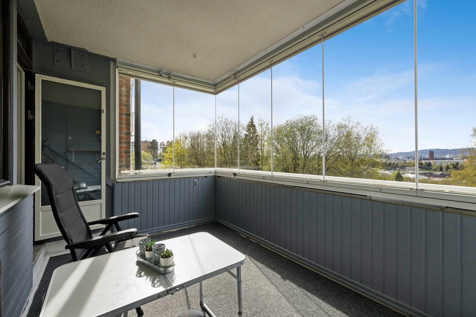 Leiligheten har en romslig, innglasset balkong hvor man kan nyte fine dager. Galleribilde