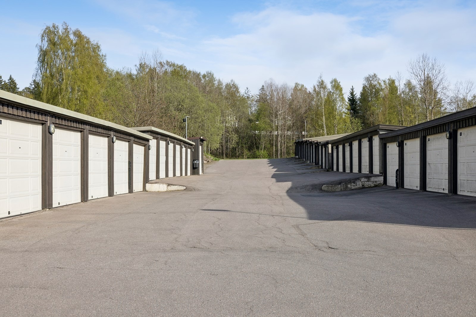 Borettslaget disponerer en del garasjeplasser hvor man kan sette seg på venteliste. Galleribilde