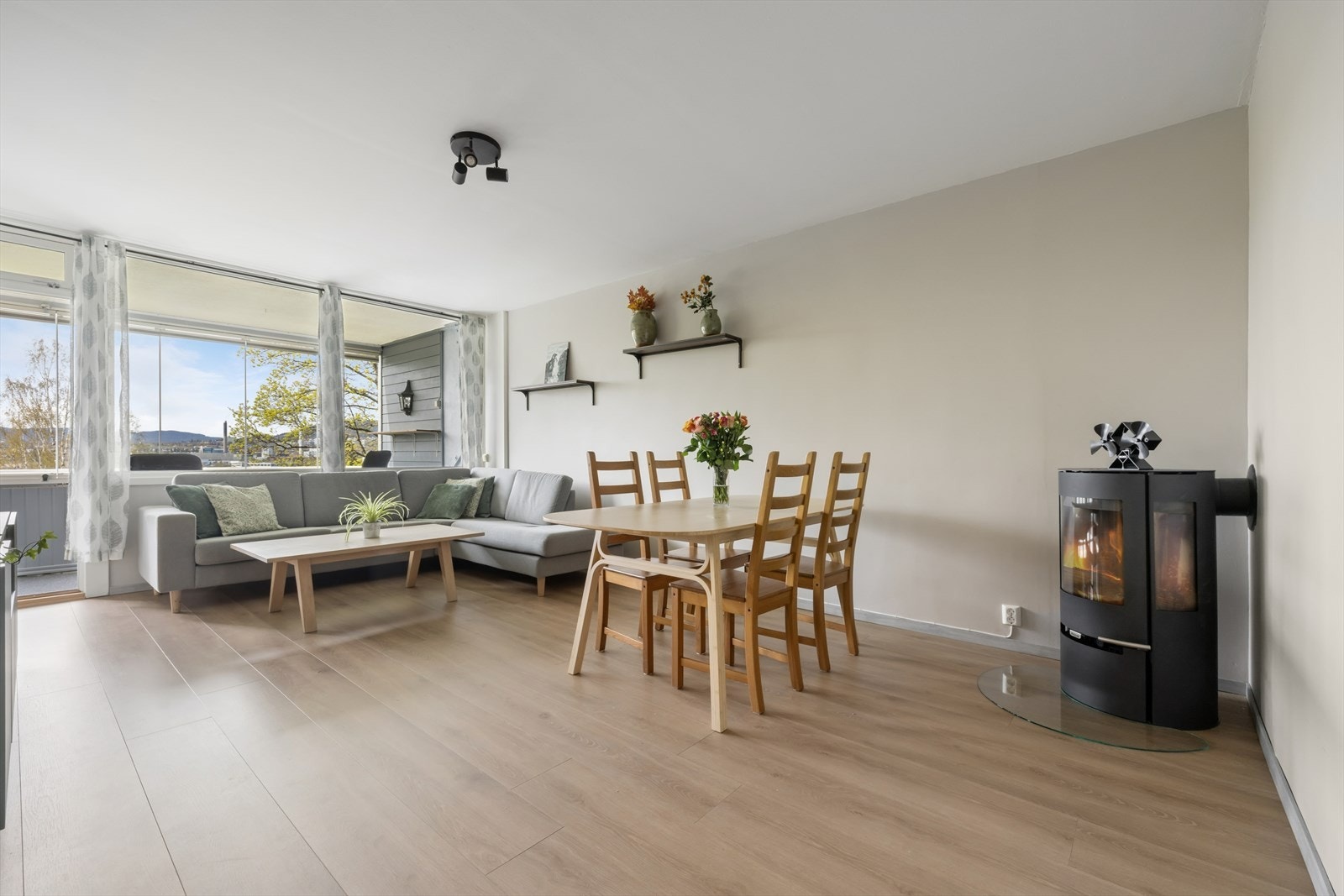 Det ble montert inn ny peis i 2026. Galleribilde