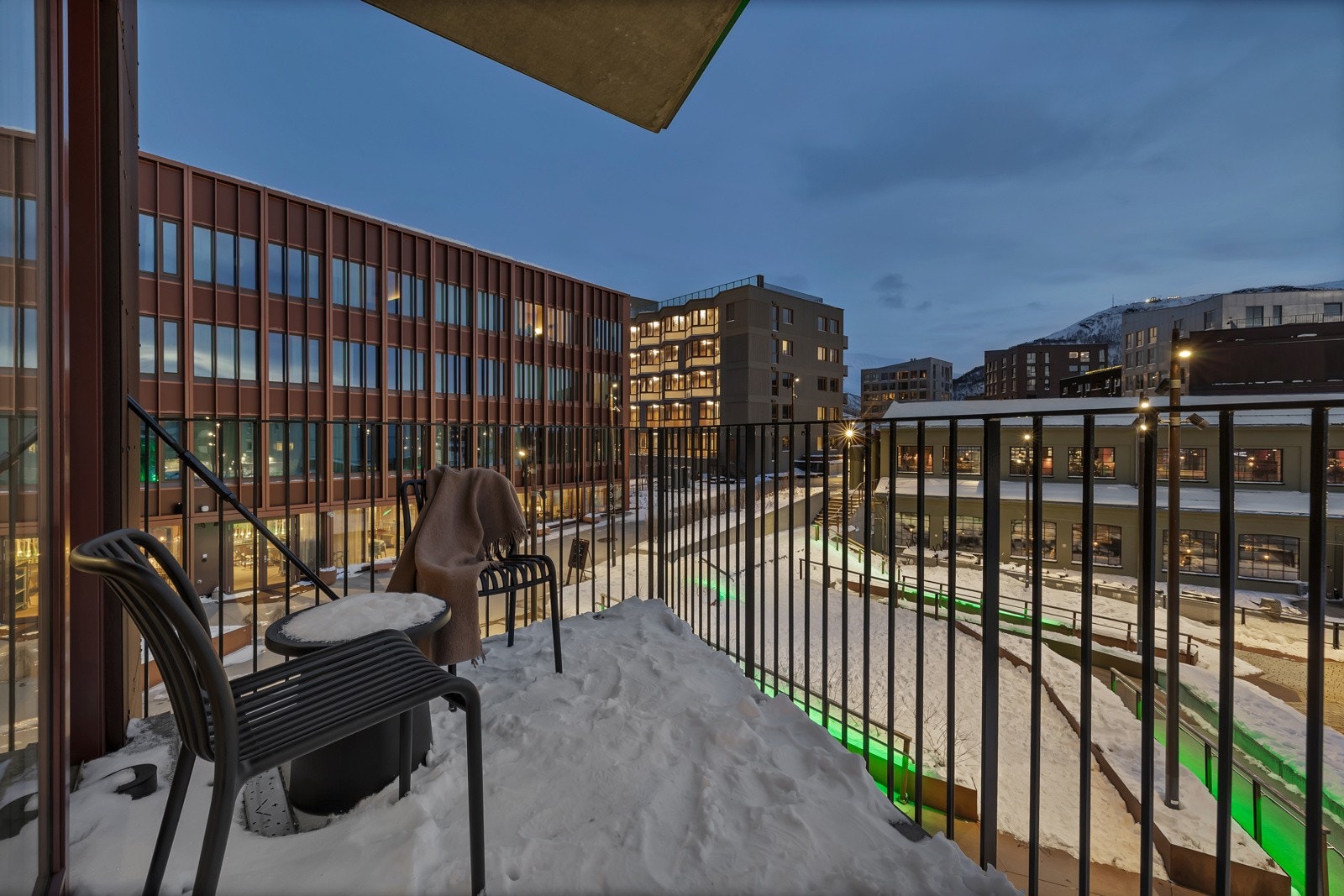 Utgang til egen balkong fra stue. Galleribilde