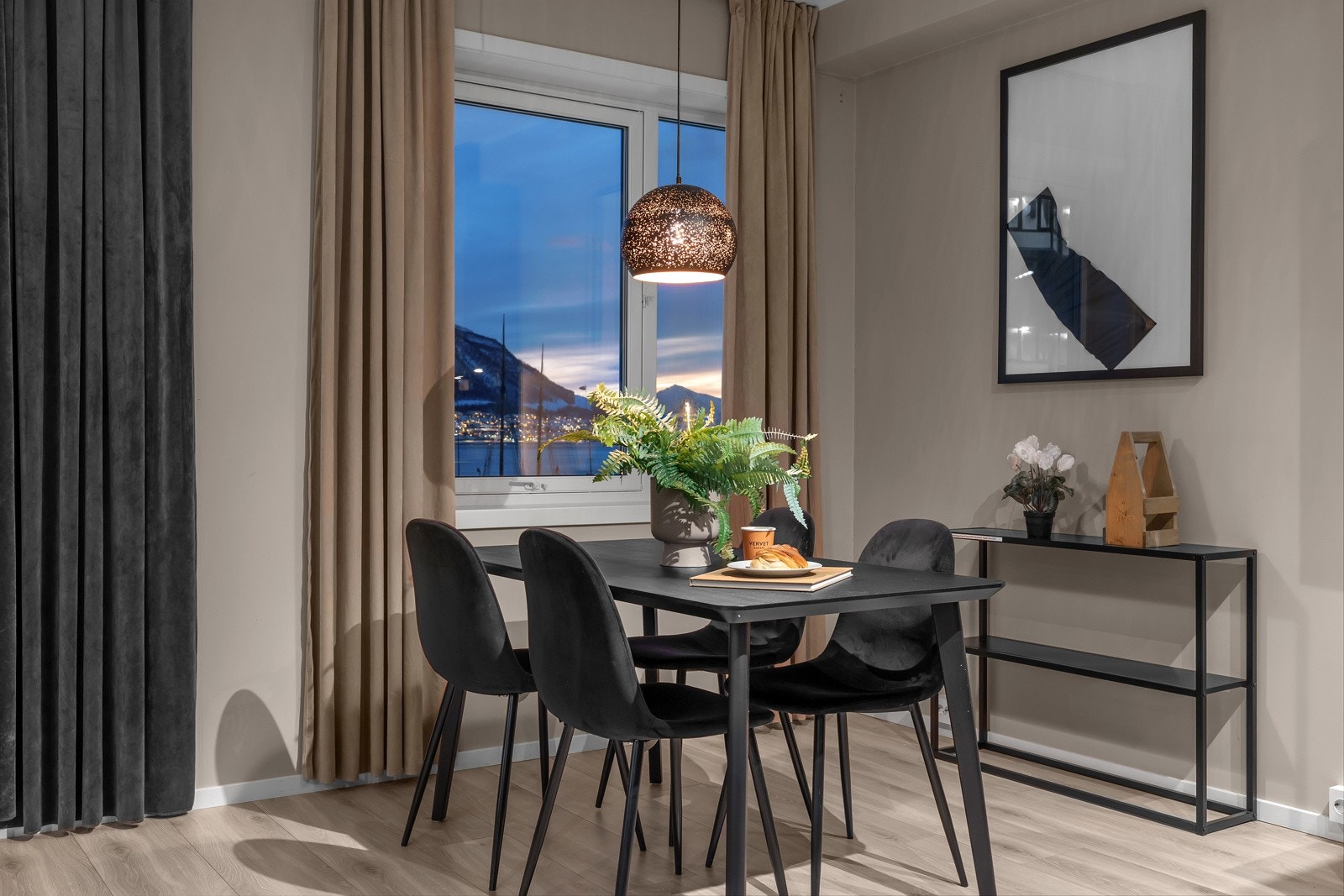 Koselig spisestue med en nydelig utsikt til sundet. Galleribilde