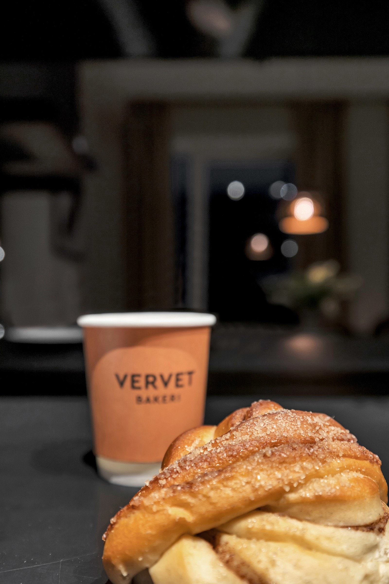 I 1. etasje av bygget får du nytrukket kaffe og ferske bakevarer. Galleribilde