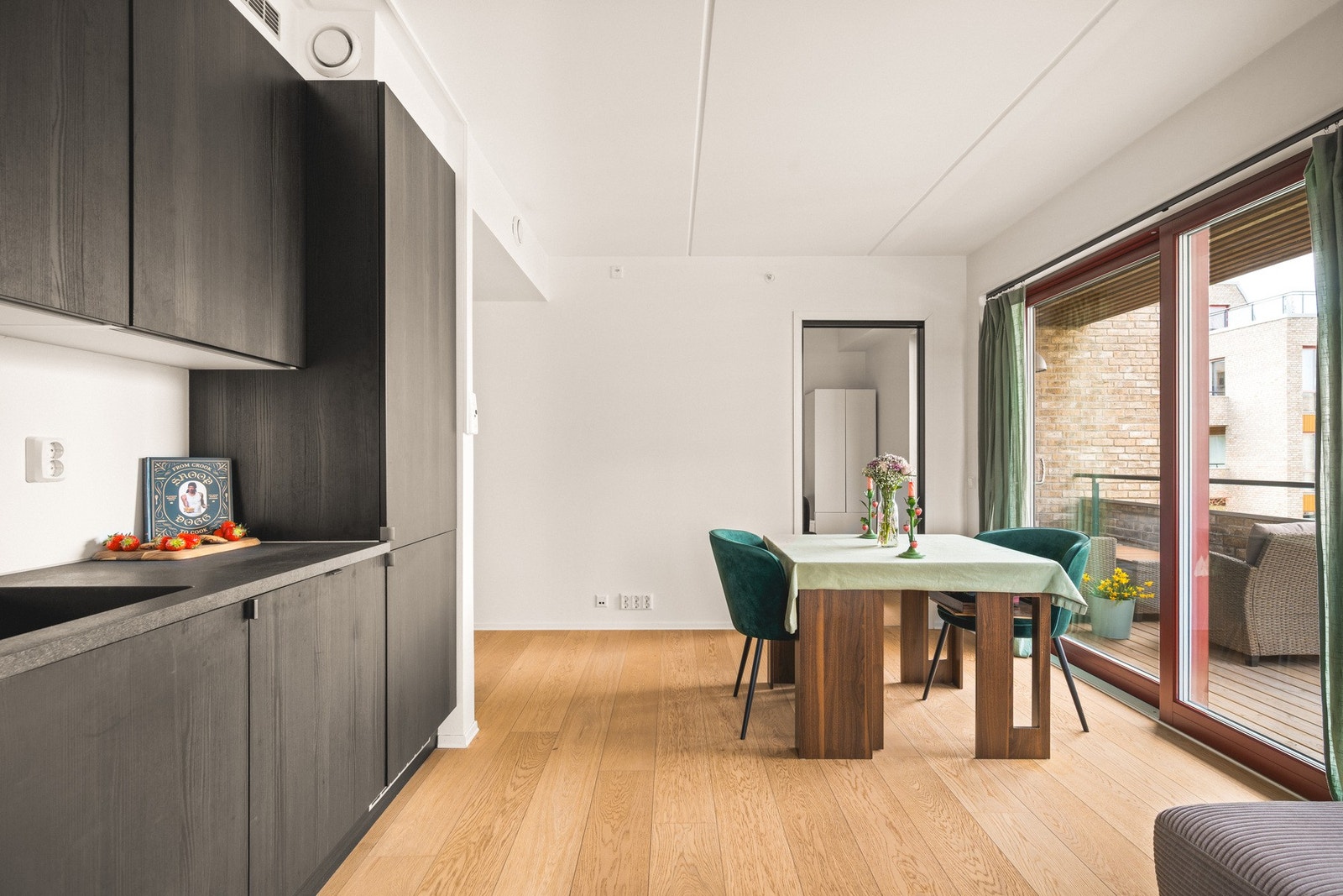 Kjøkkenet er fra HTH og er innredet med slette fronter og laminat benkeplate. Over benkeplaten er det benyttet malte flater, og kjøkkenet er utstyrt med oppvaskkum og ventilator. Galleribilde