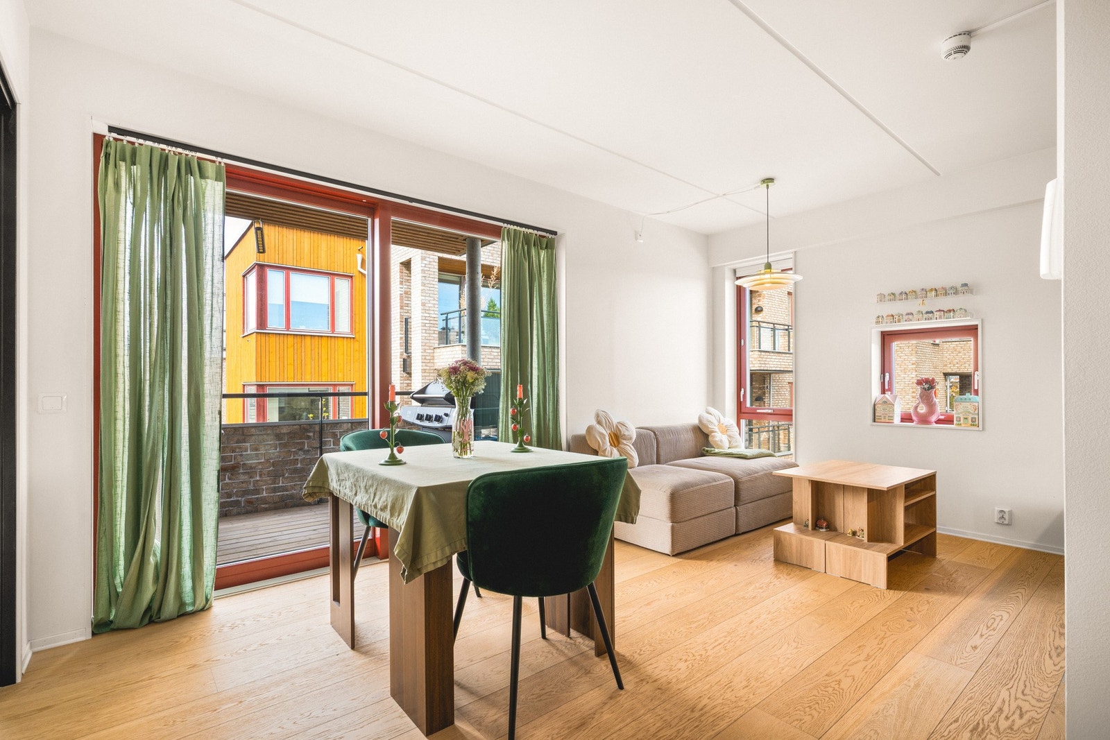 Neste som møter deg er leilighetens åpen stue- kjøkken løsning på 17,5 m². Galleribilde