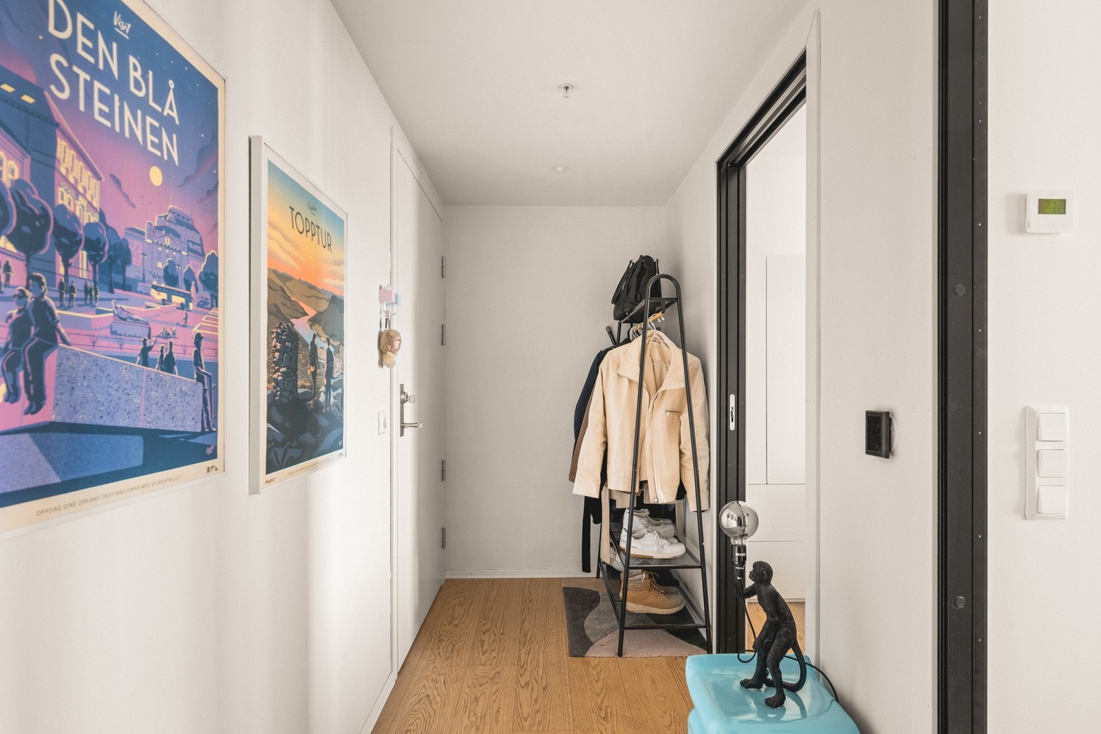 Leiligheten byr på en romslig entré på 5,1 m² med god plass til oppbevaring av klær og sko. Galleribilde