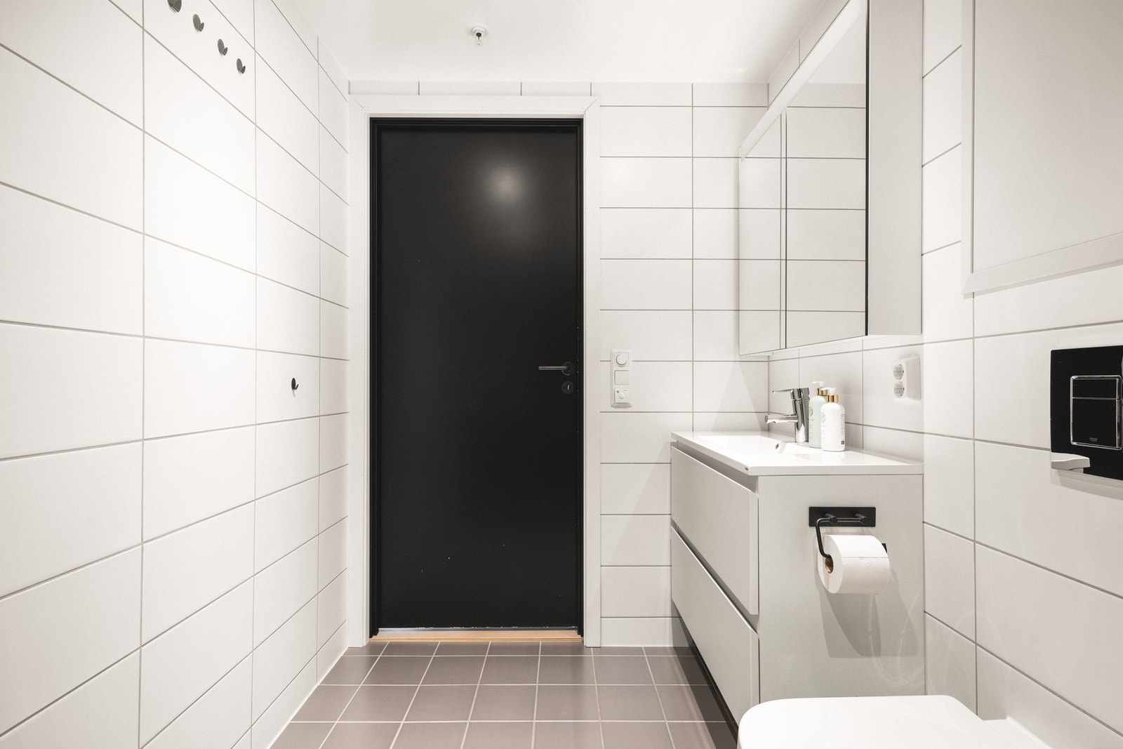 Badet er på 4,7 m² og har flislagt gulv med varmekabler. Galleribilde