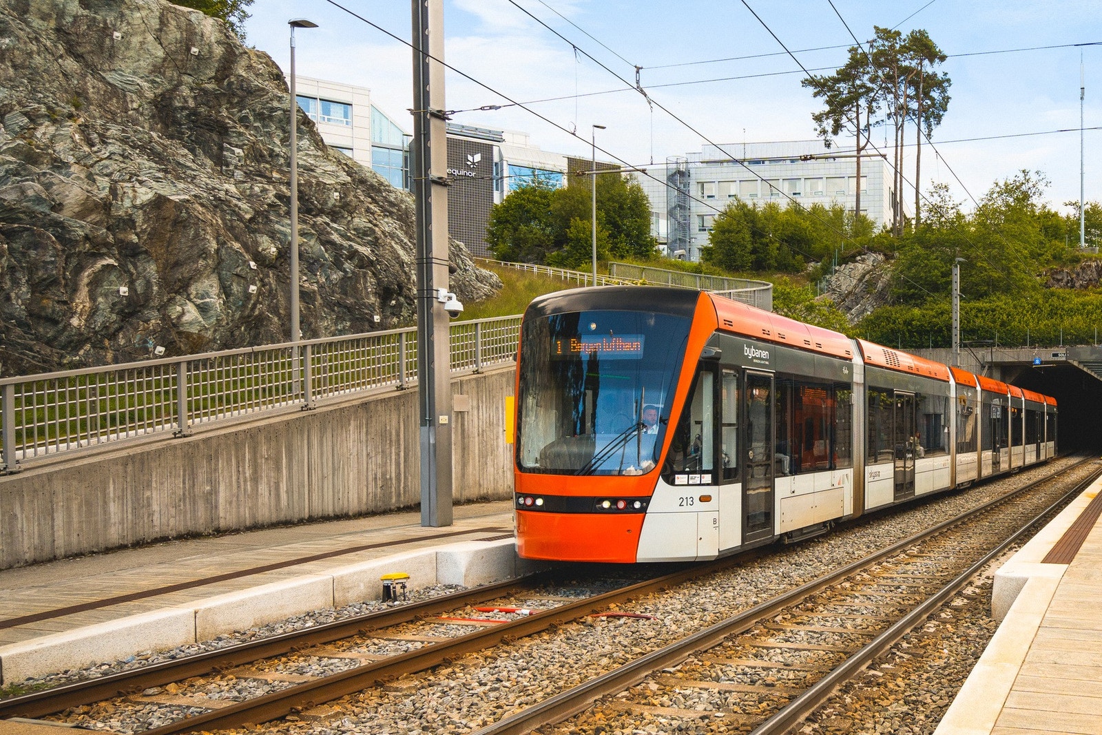 Området har et godt utbygd kollektivtilbud med gangavstand til både bussforbindelser og Bybanen. Galleribilde
