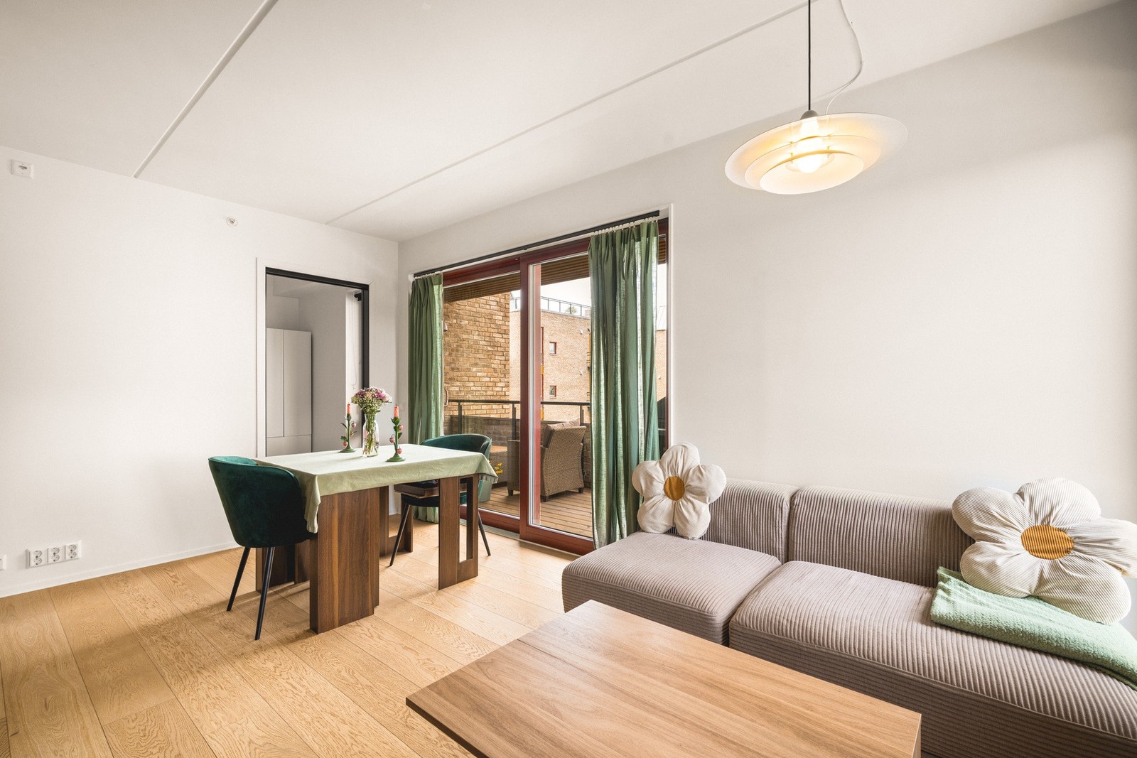Fra stuen er det utgang til romslig balkong på 9,2 m². Galleribilde