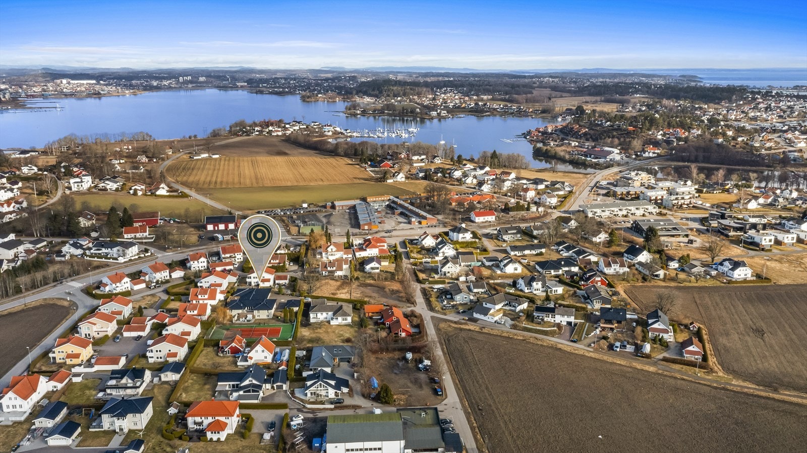 Velkommen til en særegen og unik bolig i et veletablert og attraktivt boligområde. Her kan ungene løpe fritt i trygge og gode oppvekstvilkår, samtidig som du nærhet til en rekke servicefasiliteter. Galleribilde