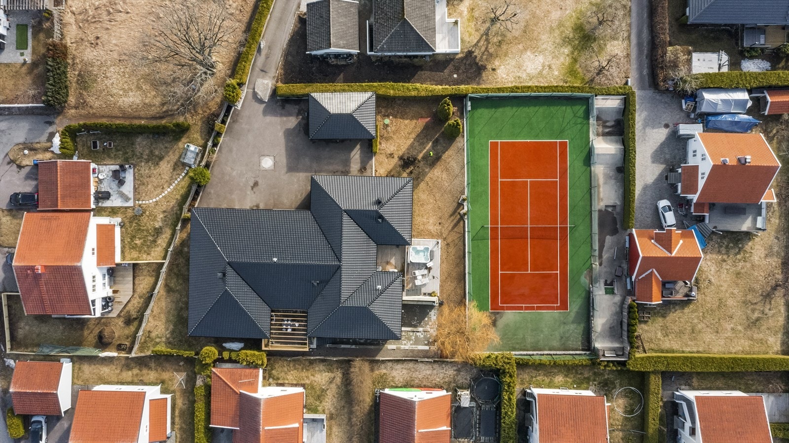 Her får du alt storfamilien ønsker seg - Eget kinorom, trimrom, 4 garasjer, m.m. Eiendommen er en velstelt perle med solrike uteplasser, jacuzzi, tennisbane og flott skatepark. Galleribilde