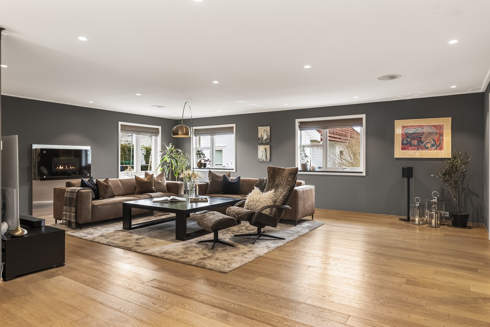 Stuen har downlights i himling og integrert lydanlegg fra Bose. Galleribilde