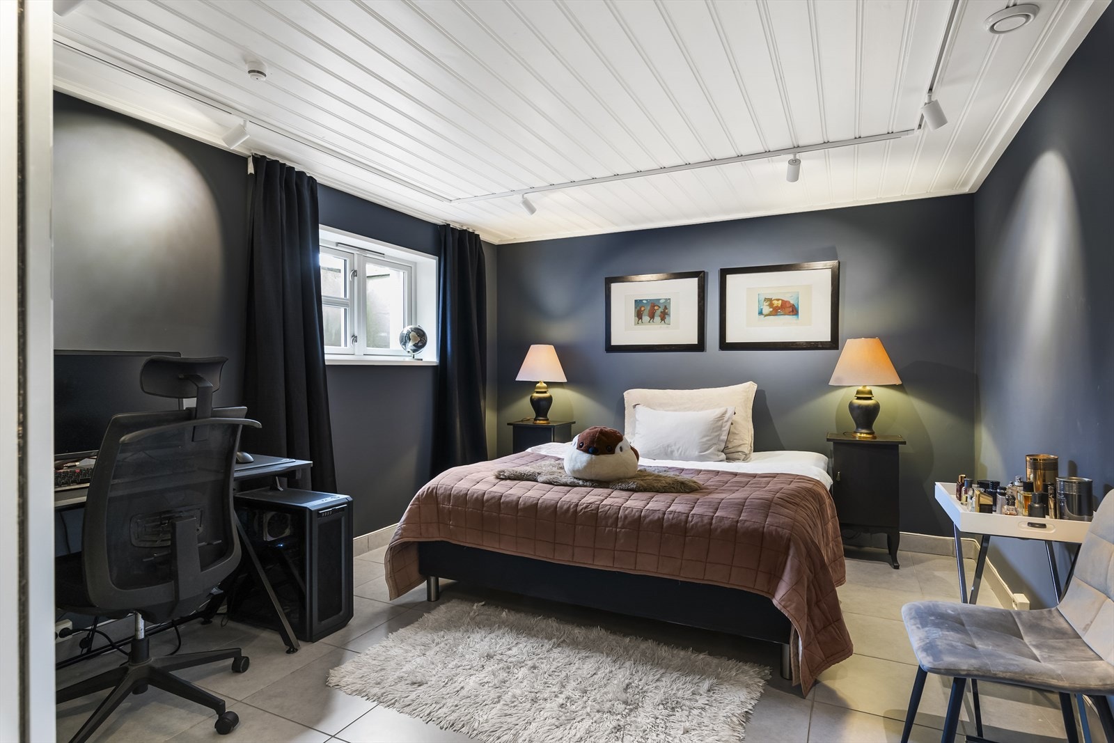 Alle soverommene har vannbåren gulvvvarme, og to av soverommene i underetasjen får luften fra ventilasjonsanlegget opp av gulvet. En smart løsning som sikrer god lydisolasjon mellom etasjene. Galleribilde