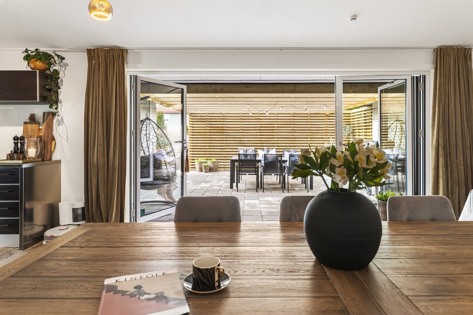Det er ny foldedør ut til sval terrasse med pergola, slik at alt fra morgenkaffen til større måltider enkelt kan medbringes ut i det fri. Galleribilde