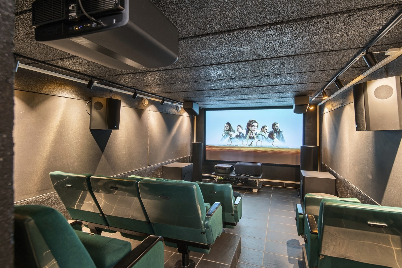 Kinorommet er bygget opp som en kinosal med nummererte benkerader, bredt lerret, projektor og sofistikert lydutstyr av nyere dato. Setene er fra gamle Kilden Kino. Galleribilde