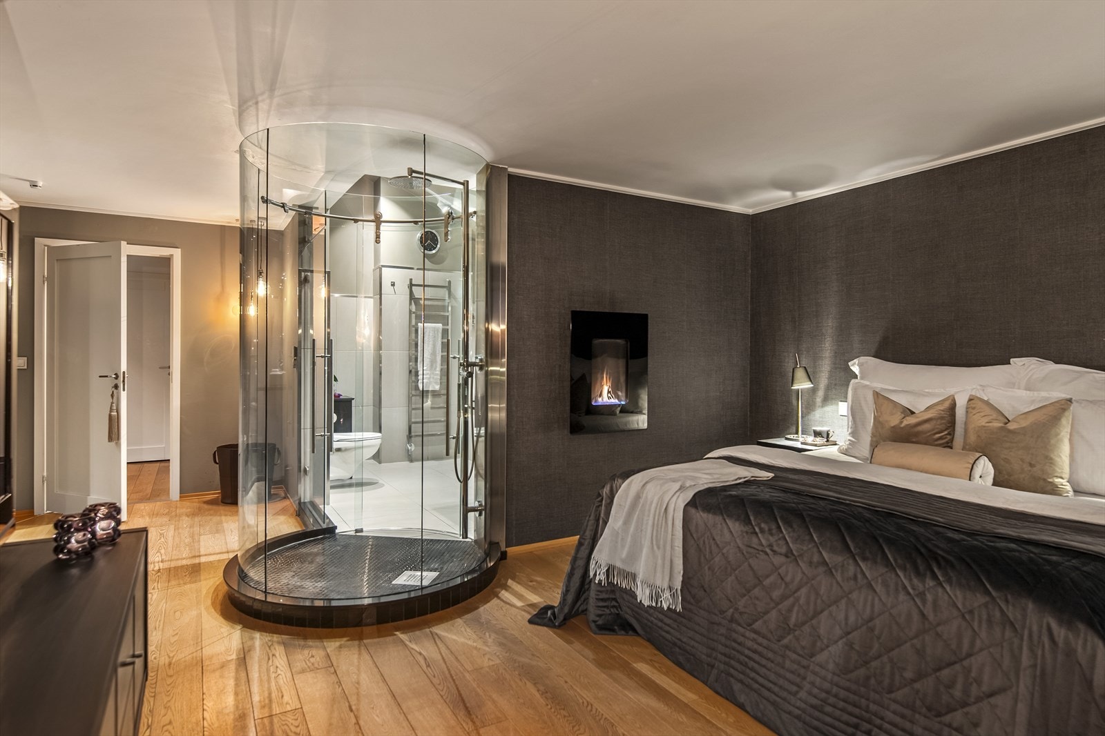 Rommet er rett og slett en rålekker suite med integrert gasspeis i veggen, stort walk-in closet og et luksuriøst bad - med spesiallaget dusjløsning som er trukket inn i selve soverommet. Galleribilde