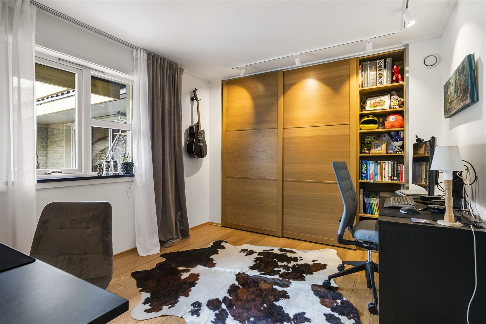 I første etasje er det et praktisk kontor/bibliotek/soverom/TV-stue, og kanskje passer det perfekt med hjemmekontor. Galleribilde