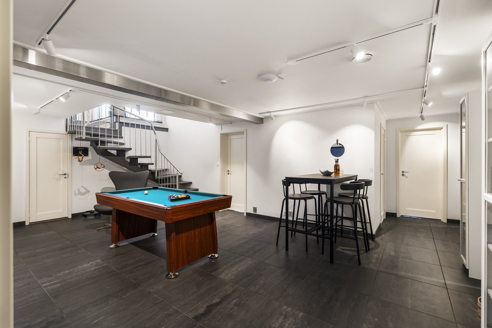 Meget romslig hall i underetasjen med stilig innredning. Galleribilde