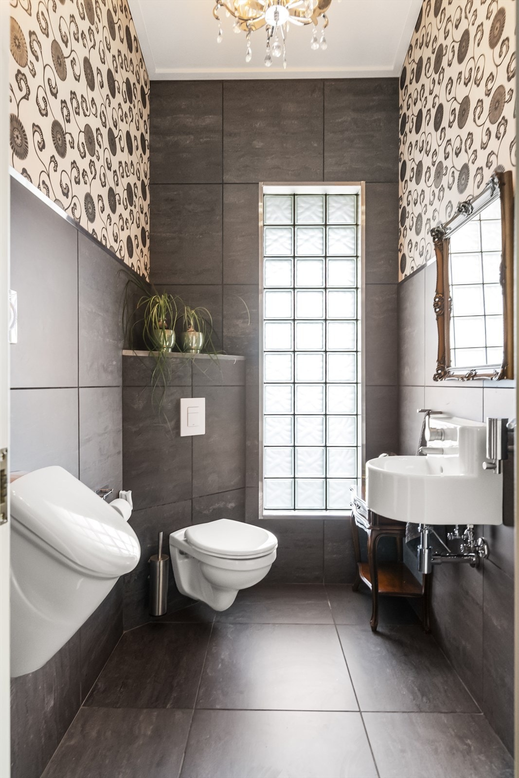 Hallen er direkte tilknyttet wc-rom med urinal og toalett. Galleribilde
