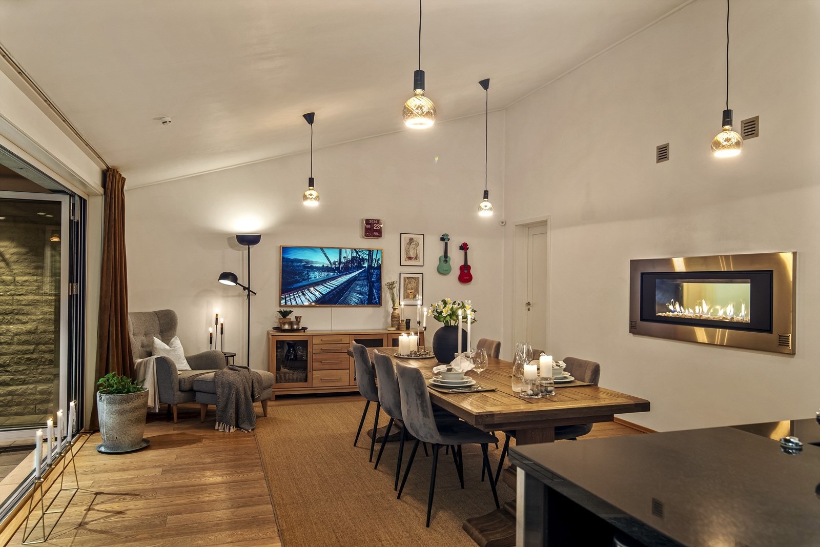 Stor spisestue med gasspeis og foldedører ut til uteplassen, her ligger alt til rette for hyggelige lag med både venner og familie. Galleribilde