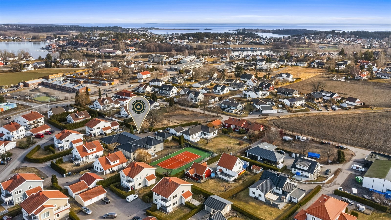 Eneboligen ligger i et etablert, attraktivt og familievennlig boligområde på Føynland. Det er 150 m til Føynland skole, 300 m til to barnehager og nærbutikken samt 150 m til bussholdeplass, samt et rikt utvalg av fasiliteter og servicetilbud. Galleribilde
