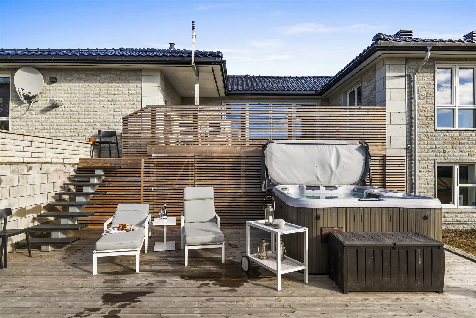 Stor platting med jacuzzi og pent utsyn til hagen, tennisbanen og skateparken. Galleribilde