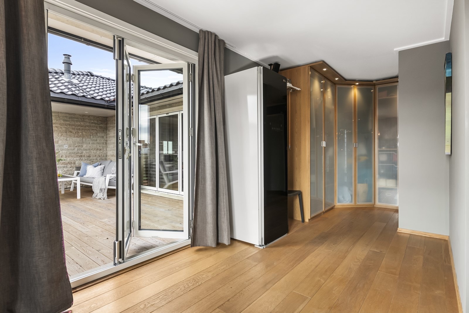 Mastersuitens walk in closet med utgang til solrik terrasse! Galleribilde