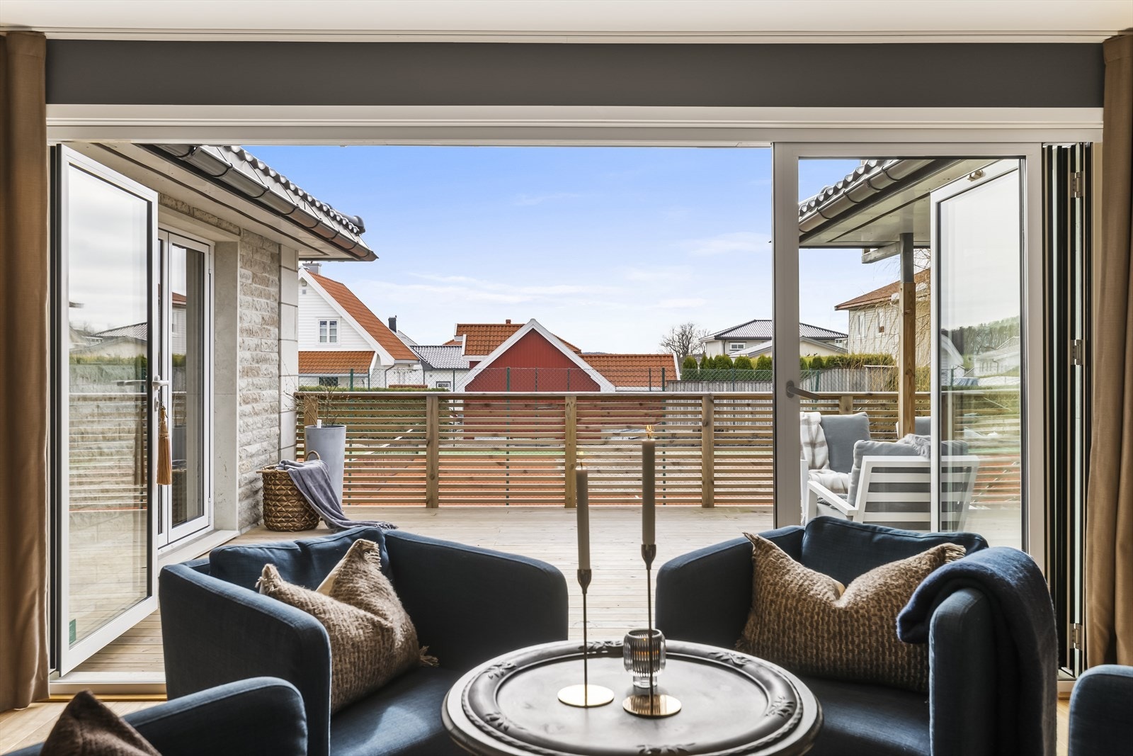 Stuen har utgang til terrasse mot syd med integrert gasspeis i et lunt, delvis overbygget hjørne. Galleribilde