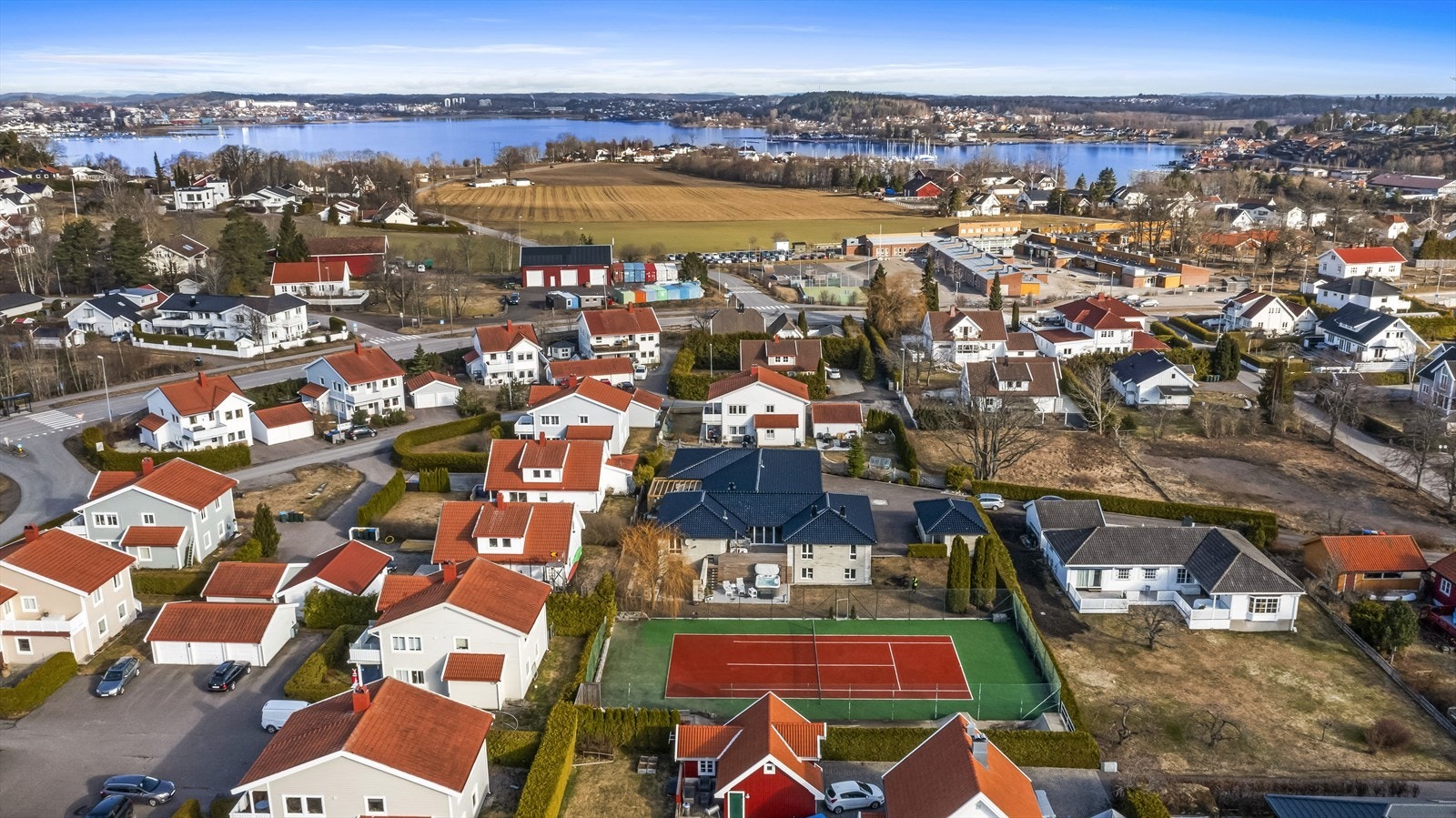 Eiendommen i sin helhet er noe helt eget med blant annet egen tennisbane, skatepark, 4 garasjer og utleiedel. Galleribilde