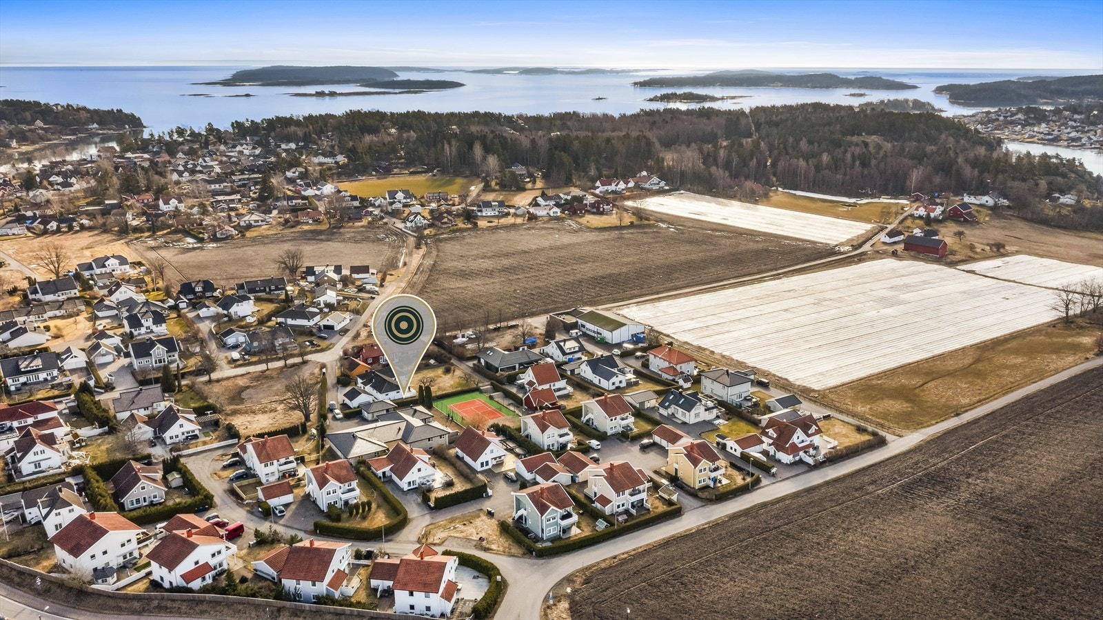Fra eiendommen er det en liten spasertur til Føynlandskogen med turstier, samt til populære Fjærholmen. Sistnevnte er Nøtterøys største badeplass med langgrunn sandstrand, samt gresslette med lekeapparater. Galleribilde