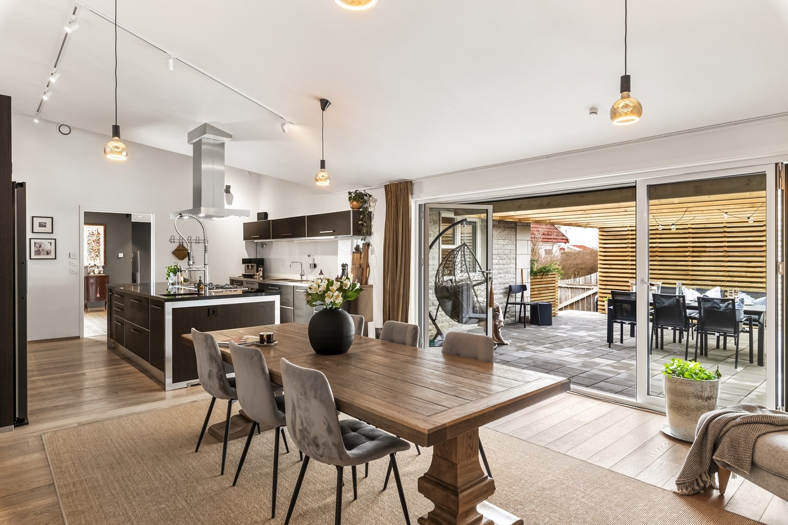 Spisekjøkkenet har plass til langbord, slik at det hele blir et naturlig samlingspunkt for alle anledninger. Galleribilde