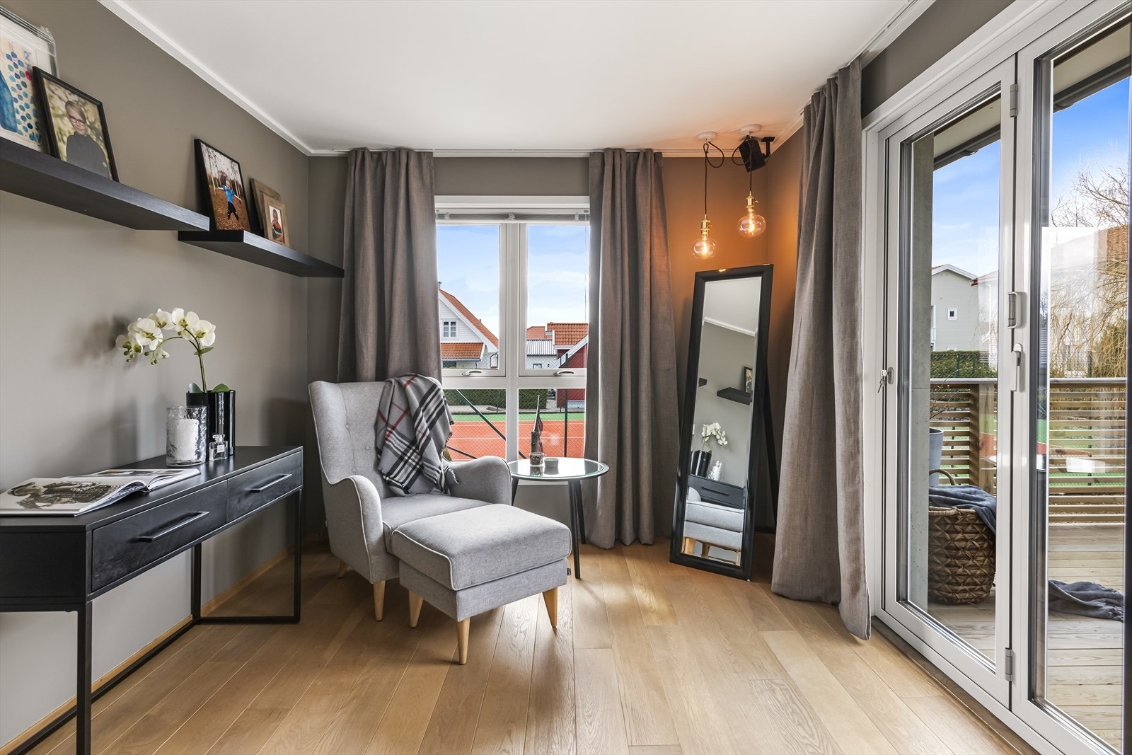 Hyggelig, tilbaketrukket krok i mastersuitens walk in closet hvor en kan nyte roen på travle dager! Galleribilde