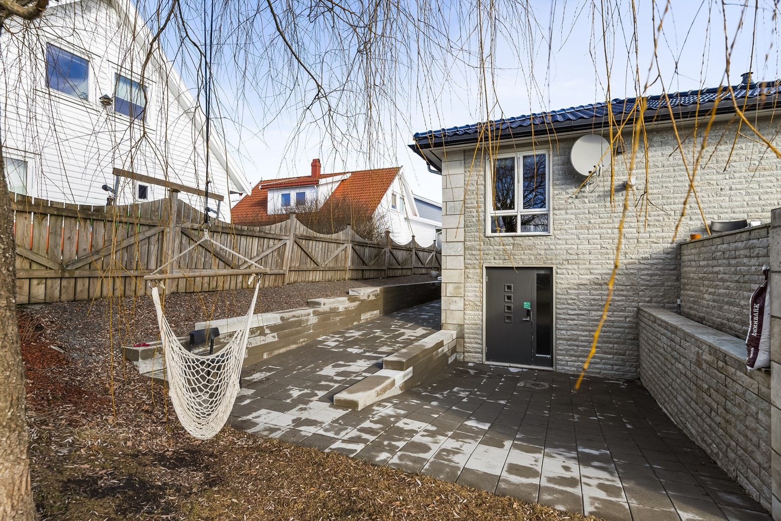 Utgang fra kjelleretasje direkte til hagen. Galleribilde