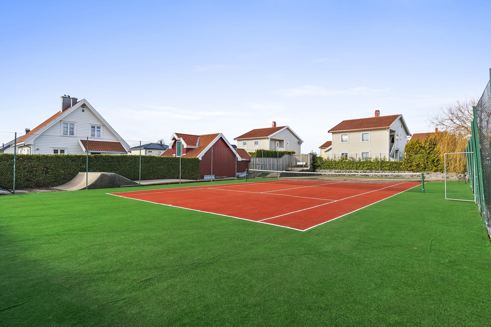 Uteområde byr bl.a. på egen tennisbane og skatepark i betong. Galleribilde