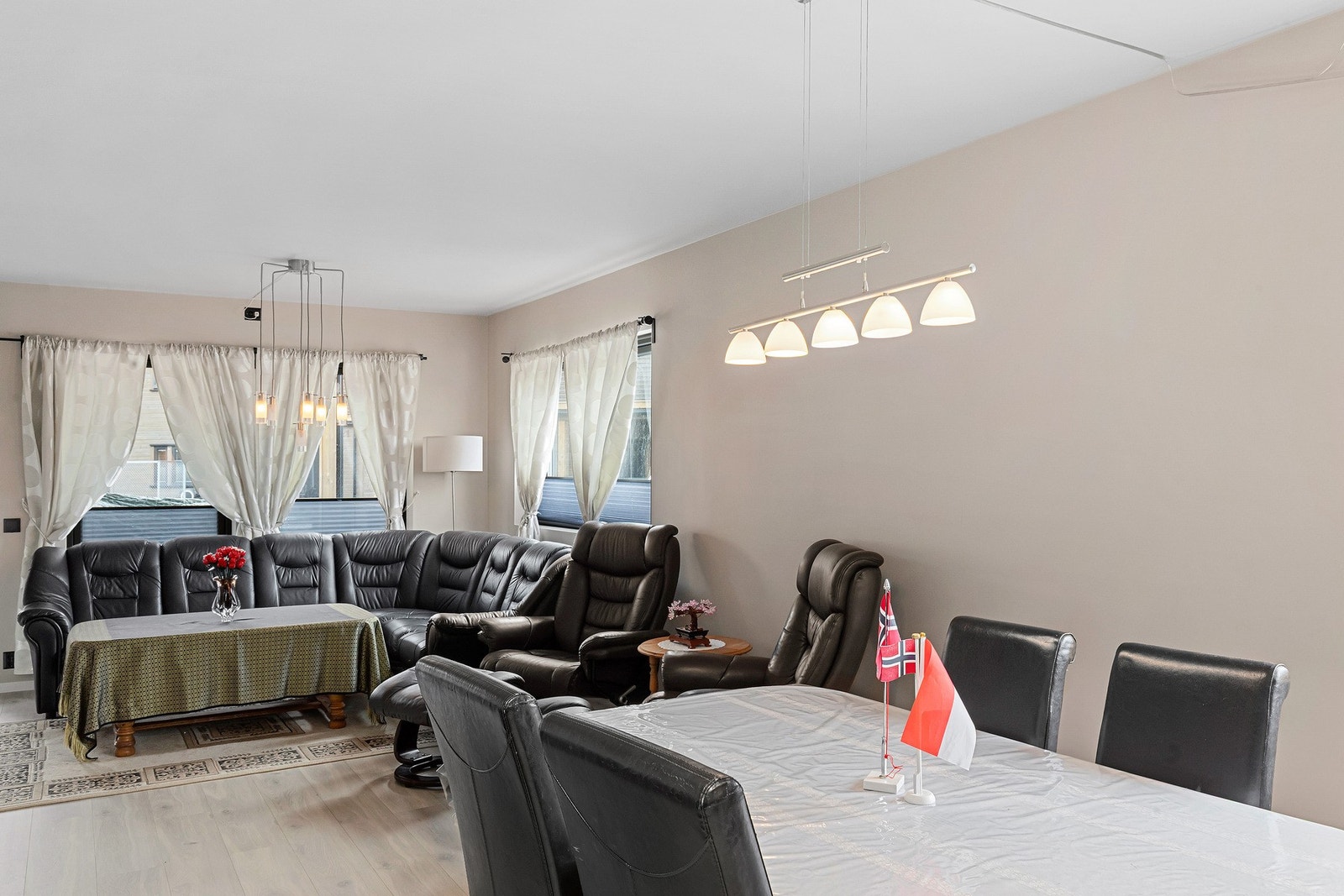 Her kan du fint innrede med stor sittegruppe og spisestue. Galleribilde