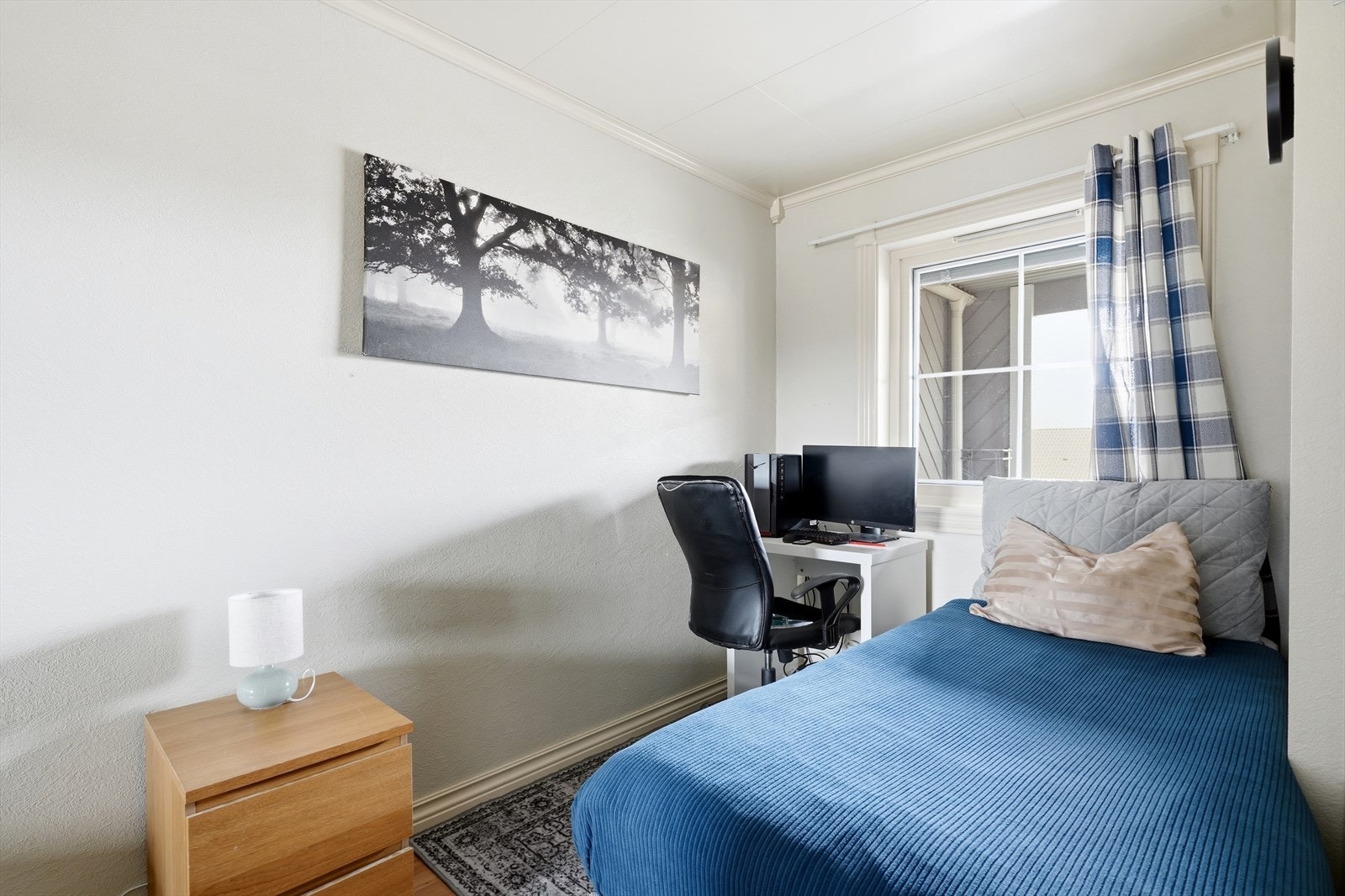Det ene av to soverom i underetasjen. Rommet har plass til seng og skrivebord. Galleribilde