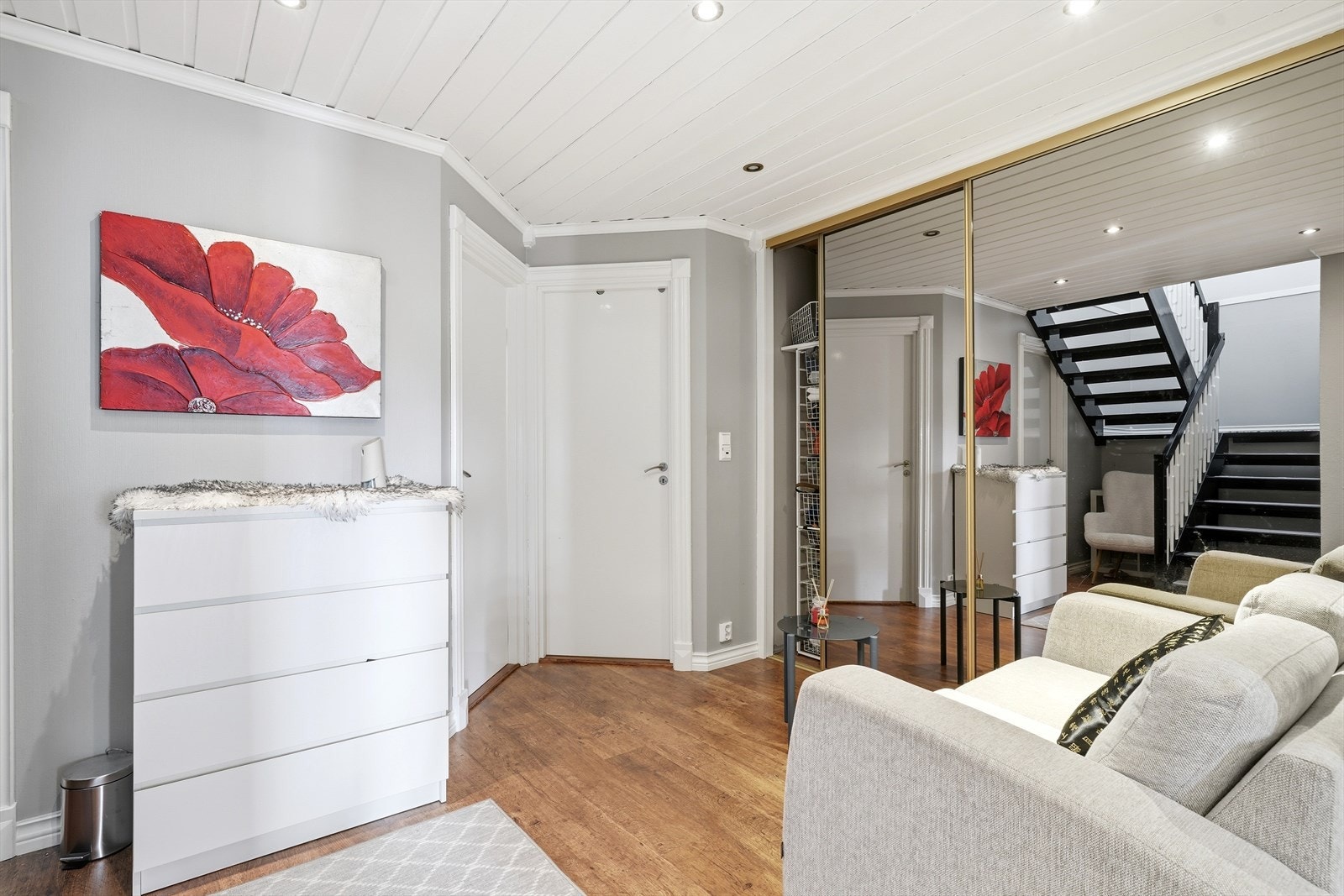 Fra hallen er det tilgang til etasjens to soverom og bad, samt malt tretrapp opp til hovedplanet. Galleribilde